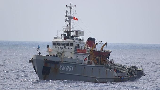 Trung Quốc khủng bố Việt Nam tại vùng đặc quyền kinh tế, thềm lục địa của Việt Nam: Đâm dã man tàu kiểm ngư của Việt Nam, nhìn vào tốc độ và hướng đâm thì nó định đâm chìm tàu kiểm ngư KN951 của Việt Nam.