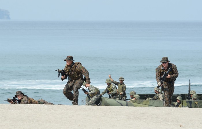Quân đội Mỹ-Philippines trong một cuộc tập trận đột kích đổ bộ trên Biển Đông vào ngày 9 tháng 5 năm 2014