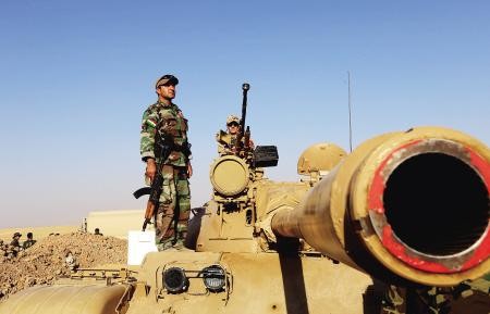 Ngày 8 tháng 8 năm 2014, nhân viên vũ trang người Kurd Iraq giữ một trận địa cách Erbil 40 km về phía tây
