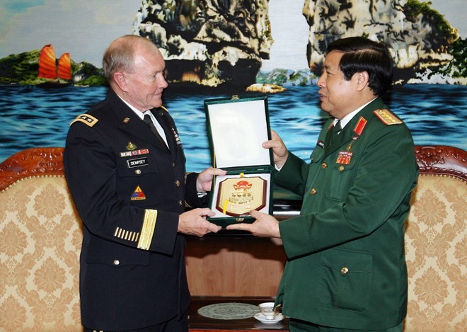 Chủ tịch Hội đồng tham mưu trưởng Liên quân Mỹ Martin Dempsey vừa có chuyến thăm 4 ngày tới Việt Nam, bị báo chí Trung Quốc soi mói.