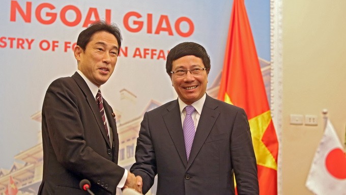Đầu tháng 8 năm 2014, Ngoại trưởng Nhật Bản Fumio Kishida thăm Việt Nam, cam kết cung cấp tàu tuần tra để Việt Nam bảo vệ chủ quyền biển đảo (ảnh tư liệu)