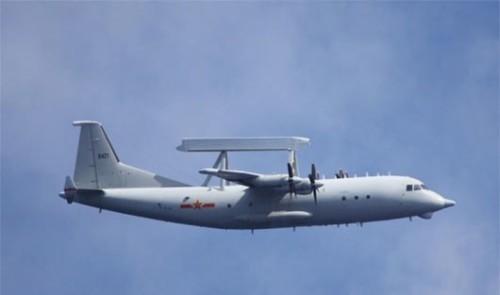 Máy bay cảnh báo sớm KJ-200 Trung Quốc xuất hiện tại khu vực giàn khoan Hải Dương Thạch Du 981 hạ đặt phi pháp ở vùng đặc quyền kinh tế Việt Nam trong thời gian từ đầu tháng 5 đến giữa tháng 7 năm 2014 (ảnh nguồn mạng sina Trung Quốc)