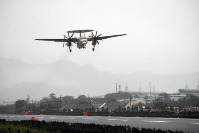 Máy bay cảnh báo sớm E-2K Quân đội Đài Loan chuẩn bị hạ cánh trên đường ô tô (nguồn mạng sina Trung Quốc)