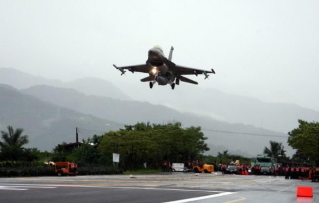 Máy bay chiến đấu F-16A Quân đội Đài Loan chuẩn bị hạ cánh trên đường ô tô (nguồn mạng sina Trung Quốc)