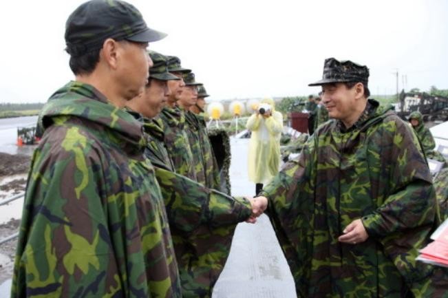 Quan chức cao cấp Đài Loan gặp lực lượng tham gia diễn tập