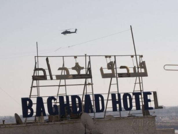Máy bay trực thăng vũ trang Apache bay trên khách sạn ở Baghdad