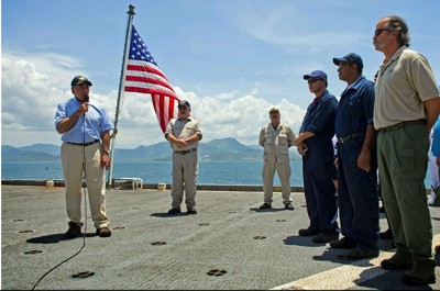 Năm 2012, Bộ trưởng Quốc phòng Mỹ Leon Panetta thăm tàu USNS Richard E Byrd ở vịnh Cam Ranh, Việt Nam (ảnh tư liệu)