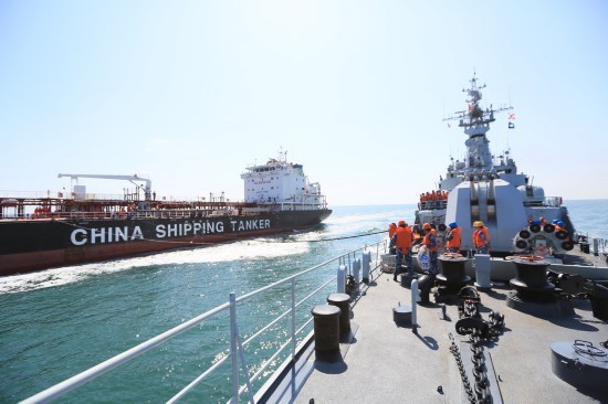 Ngày 25 tháng 10 năm 2014, tàu hộ vệ tên lửa Phủ Điền, Hạm đội Đông Hải nhận tiếp tế nhiên liệu từ tàu chở dầu dân sự Hoa Xuyên trên biển Hoa Đông (nguồn Tin tức bình luận Trung Quốc - Hồng Kông)