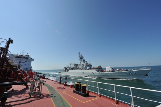 Ngày 25 tháng 10 năm 2014, tàu hộ vệ tên lửa Phủ Điền, Hạm đội Đông Hải nhận tiếp tế nhiên liệu từ tàu chở dầu dân sự Hoa Xuyên trên biển Hoa Đông (nguồn Tin tức bình luận Trung Quốc - Hồng Kông)