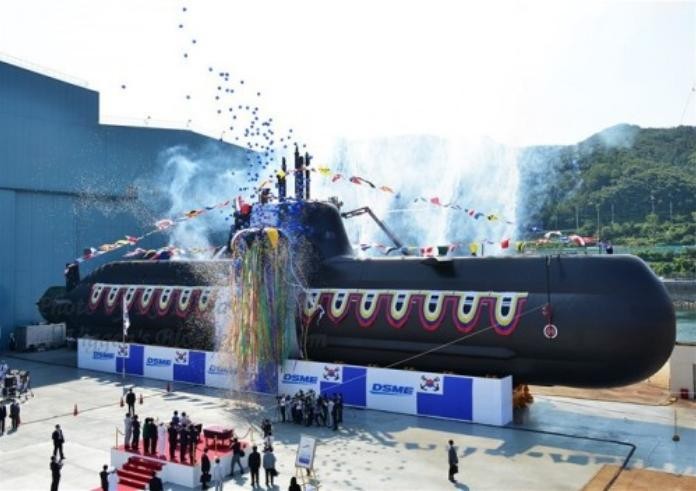 Tàu ngầm thông thường AIP lớp 214 thứ tư mang tên SS-076 ROKS Kim Jwa-Jin của Hàn Quốc hạ thủy (nguồn mạng sina Trung Quốc)