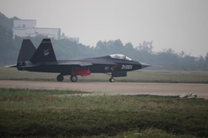 Ngày 11 tháng 11 năm 2014, máy bay chiến đấu tàng hình J-31 Trung Quốc bay biểu diễn tại Triển lãm hàng không Chu Hải 2014