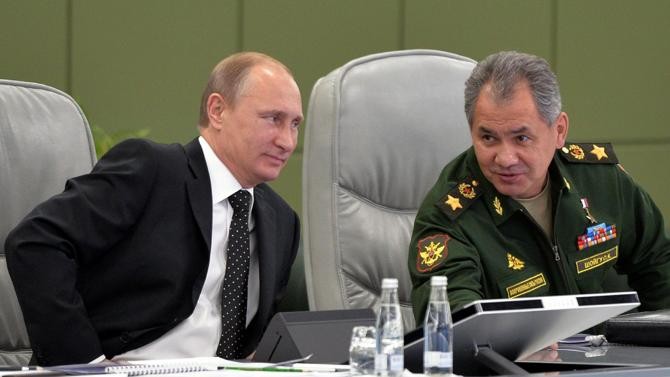 Tổng thống Nga Vladimir Putin và Bộ trưởng Quốc phòng Nga Sergei Shoigu