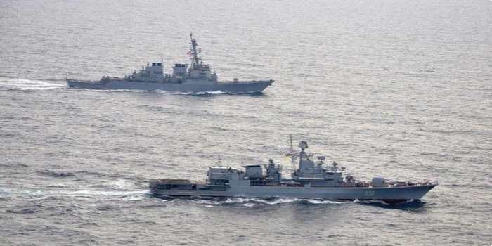 Tàu khu trục tên lửa USS Donald Cook Mỹ vừa tham gia cuộc tập trận chung với tàu chỉ huy UKRS Hetman Sahaidachny của Hải quân Ukraine ở Biển Đen