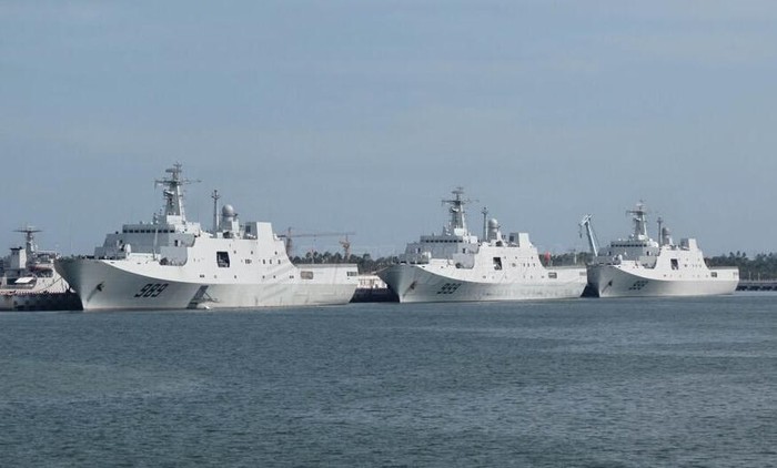 3 tàu đổ bộ cỡ lớn Type 071 của Hạm đội Nam Hải, Hải quân Trung Quốc gồm Côn Luân Sơn số hiệu 998, Trường Bạch Sơn 989 và Tỉnh Cương Sơn 999 hiện đều bố trí ở quân cảng Trạm Giang, tỉnh Quảng Đông, Trung Quốc