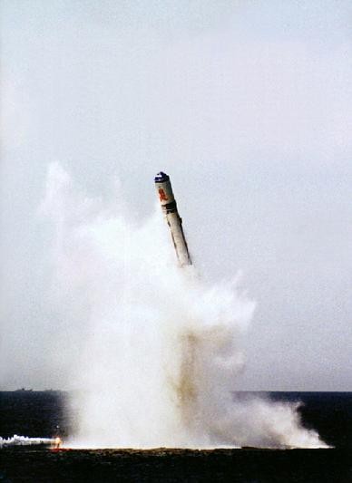 Trung Quốc phát triển tên lửa đạn đạo xuyên lục địa (trong hình là tên lửa JL-2) trang bị cho tàu ngầm hạt nhân chiến lược