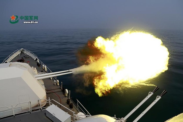 Tháng 3 năm 2015, Hạm đội Nam Hải - Hải quân Trung Quốc tổ chức tập trận ở Biển Đông: Bắn pháo chính (nguồn Tân Hoa xã)