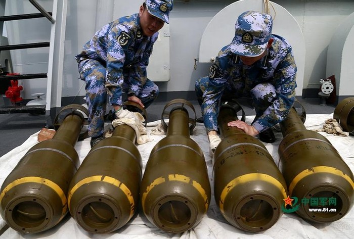 Tháng 3 năm 2015, Hạm đội Nam Hải - Hải quân Trung Quốc tổ chức tập trận ở Biển Đông: Bảo dưỡng đạn dược (nguồn Tân Hoa xã)