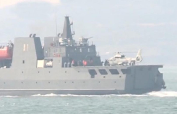 Lần đầu tiên nhìn thấy tàu chiến mới của lực lượng tác chiến trên biển Lục quân Trung Quốc (nguồn mạng sina TQ)