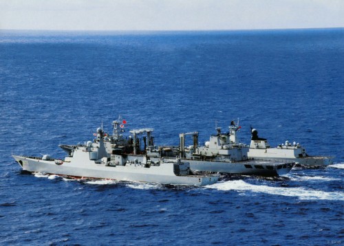 Tàu khu trục Hải Khẩu số hiệu 171 Type 052C (Hạm đội Nam Hải) và tàu hộ vệ Type 054A tiếp tế trên biển (nguồn mạng sina TQ)