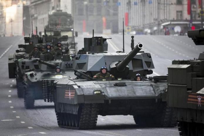 Xe tăng chiến đấu T-14 Armata tham gia duyệt binh ở Quảng trường Đỏ ngày 9 tháng 5 năm 2015