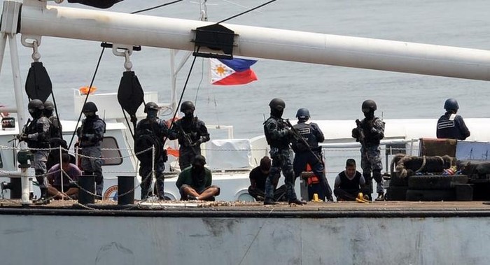 Ngày 6 tháng 5 năm 2015, Cảnh sát biển Nhật Bản-Philippines tổ chức diễn tập chống cướp biển ở Biển Đông. Gần đây, Philippines gọi tàu cảnh sát biển Trung Quốc là &quot;cướp có vũ trang&quot;.