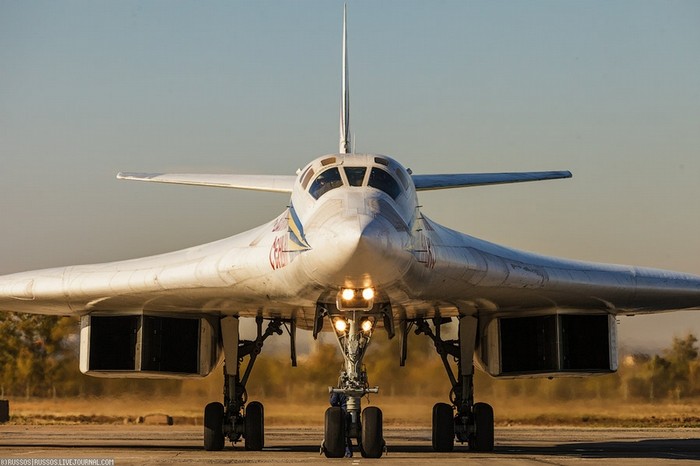 Máy bay ném bom chiến lược Tu-160 Nga