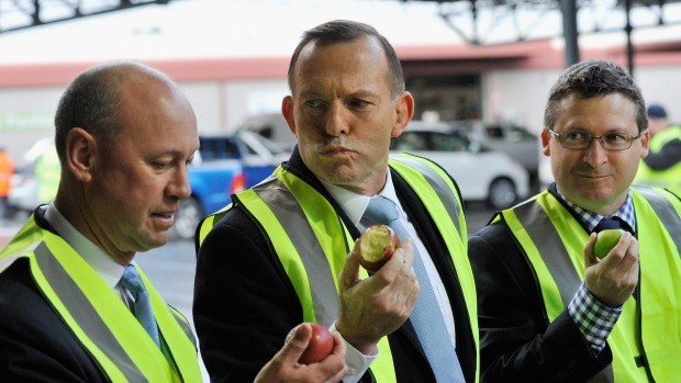 Thủ tướng Australia Tony Abbott thăm cơ sở đóng tàu ở Adelaide