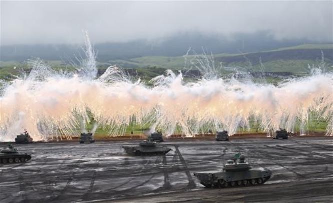 Lực lượng Phòng vệ Nhật Bản tiến hành diễn tập bắn đạn thật ở núi Fuji vào ngày 18 tháng 8 năm 2015