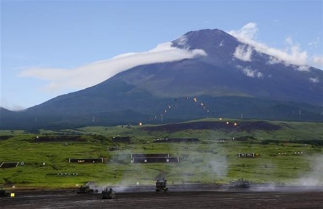 Lực lượng Phòng vệ Nhật Bản tiến hành diễn tập bắn đạn thật ở núi Fuji vào ngày 18 tháng 8 năm 2015