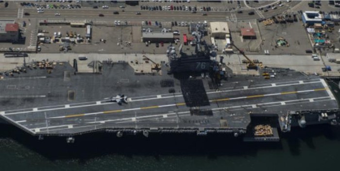 Tại quân cảng, tàu sân bay USS Ronald Reagan và tàu sân bay USS George Washington bàn giao nhiệm vụ ở châu Á-Thái Bình Dương