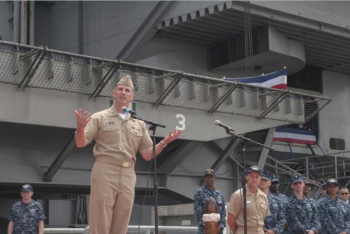 Tại lễ bàn giao nhiệm vụ hoạt động ở châu Á-Thái Bình Dương giữa tàu sân bay USS Ronald Reagan và tàu sân bay USS George Washington, Hải quân Mỹ