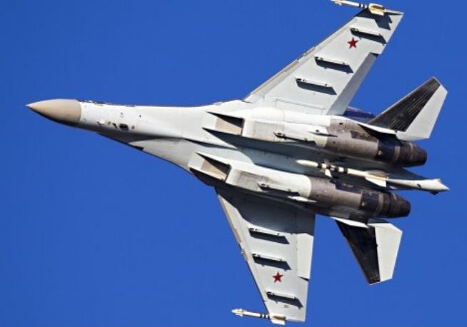 Máy bay chiến đấu Su-35S Nga bay biểu diễn ở Triển lãm hàng không Moscow năm 2015