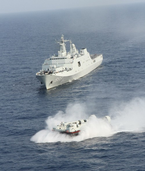 Tàu đổ bộ Tỉnh Cương Sơn thả tàu đệm khí Type 726 trong cuộc diễn tập đổ bộ ở Biển Đông ngày 20 tháng 3 năm 2013
