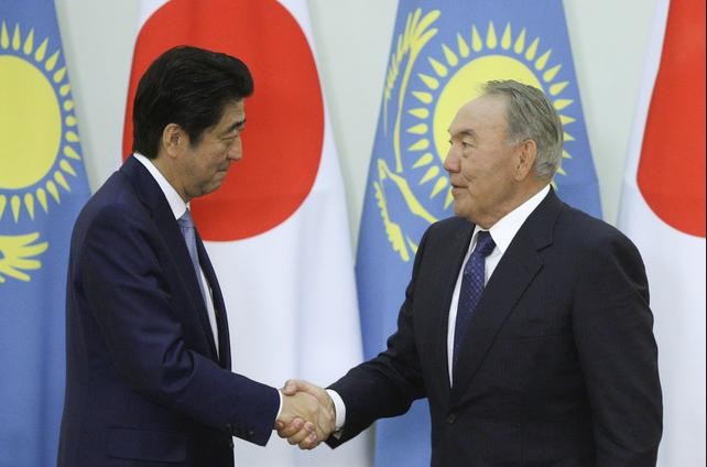 Trong thời gian thăm Kazakhstan, Thủ tướng Nhật Bản Shinzo Abe đã bày tỏ ủng hộ đối với hoạt động tuần tra của Quân đội Mỹ ở Biển Đông