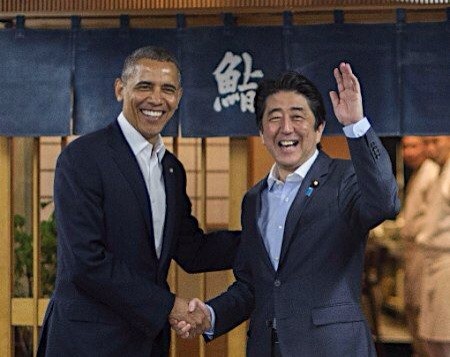 Thủ tướng Nhật Bản Shinzo Abe (phải) cũng rất &quot;kết&quot; vấn đề Biển Đông như Mỹ