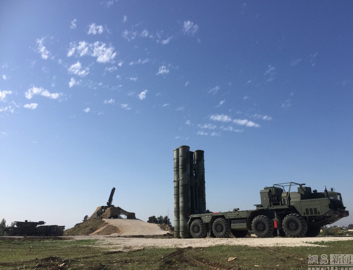 Nga triển khai hệ thống tên lửa phòng không tiên tiến S-400 ở căn cứ không quân Hmeymin, Syria