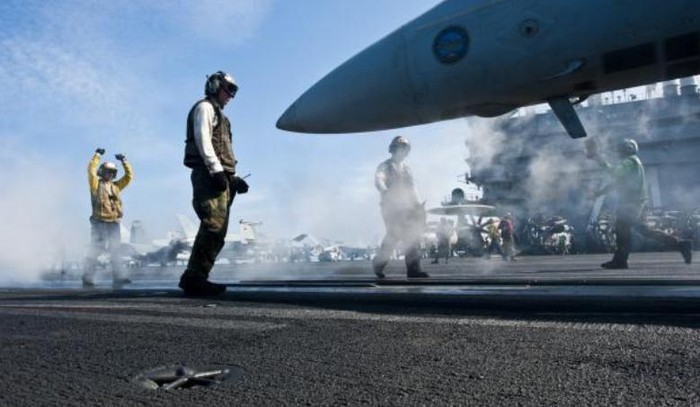 Máy bay chiến đấu trên đường băng tàu sân bay USS John C. Stennis, Hải quân Mỹ