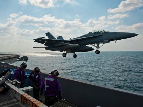 Chiến đấu cơ F/A-18 F cất cánh từ tàu sân bay USS John C. Stennis, ảnh: Reuters.