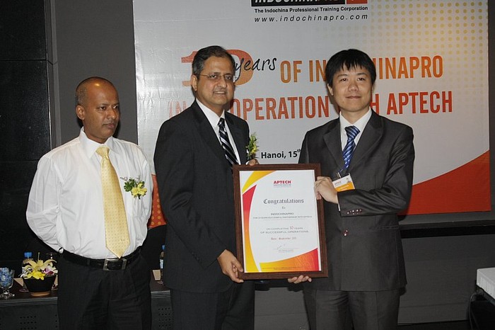 Ông Ninad Karpe, Tổng Giáo đốc Tập đoàn Aptech (Ấn Độ) trao danh hiệu "Đối tác 10 năm thành công cùng Aptech" cho IndochinaPro. Ảnh Xuân Trung
