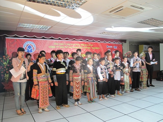 Hơn 30 học sinh đến từ trường THCS Cát Thịnh, Văn Chấn, Yên Bái trong đêm giao lưu văn nghệ với Làng sinh viên Hacinco.