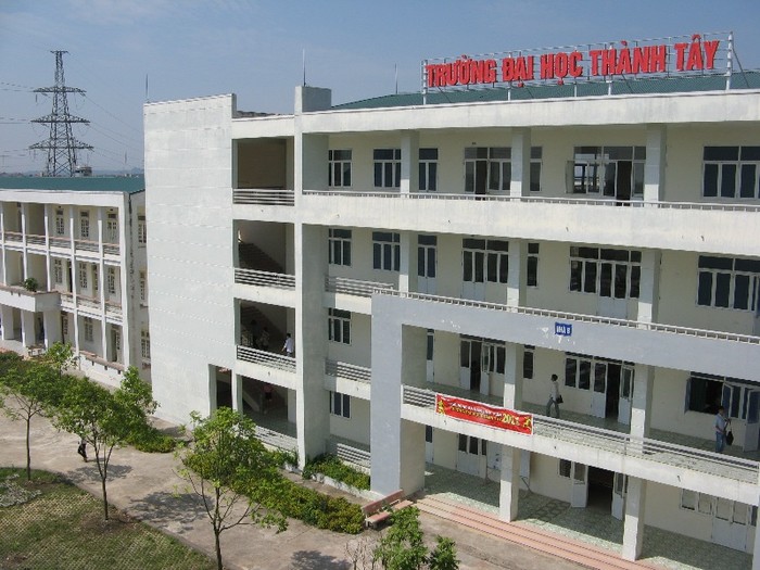 Khu giảng đường chính nhìn từ trên cao với diện tích lớp học được trang bị đầy đủ các thiết bị cho sinh viên học tập và thực hành.