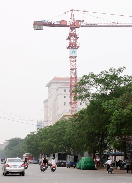 Trên đường Nguyễn Văn Huyên, cần cẩu của công trình Khu nhà ở phía đông hồ Nghĩa Đô cứ ngày đêm treo lơ lửng trên đầu người đi đường. Giữa năm 2010, tại công trường xây dựng tòa nhà do Cty cổ phần xây dựng Vinaconex 3 làm chủ đầu tư (đã thi công tới tầng 21), số 310 Minh Khai xảy ra vụ tai nạn cần cẩu làm 3 người chết...