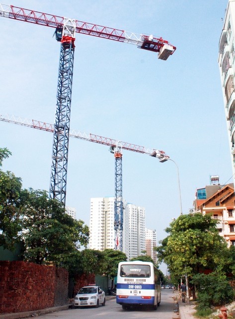 Trên đường Nguyễn Thị Thập, “cặp đôi tử thần” này vẫn ngày đêm hù dọa người dân sống quanh công trường.