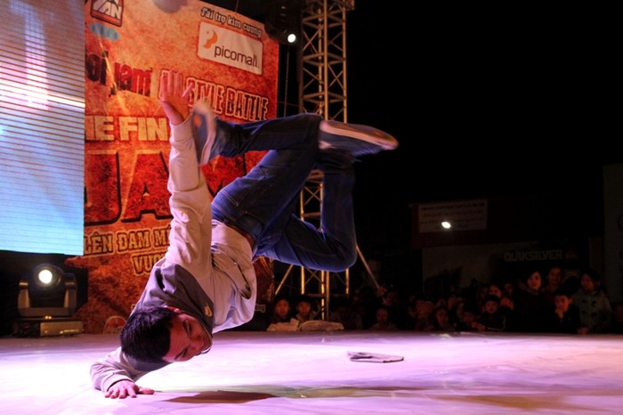 Thành viên Ban giám khảo, tay Hip hop Bboy Linh 3T (Trở về từ giải đấu quốc tế Redbull BC one tháng 11 vừa qua) không giấu nổi niềm vui khi cũng chung vui với một tiết mục nhảy hiện đại.