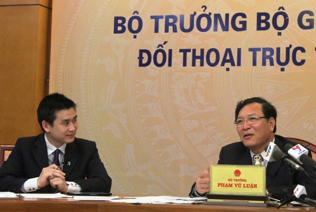 Bộ trưởng Phạm Vũ Luận đối thoại với nhân dân cả nước trong buổi sáng ngày 7/3. Ảnh Xuân Trung