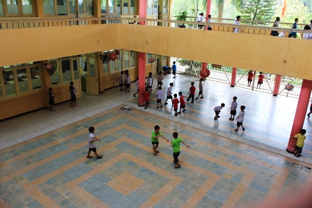 Học sinh trong giờ ra chơi tại Trường Tiểu học Thực nghiệm Hà Nội .
