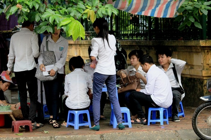 Số khác tập trung tại các quán nước ven đường để bàn luận thì cách làm bài, mang phao cứu sinh vào như thế nào…?