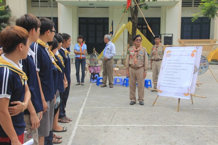 Các đoàn viên trước khi kết thúc khóa học phải đọc thuộc 10 điều Luật Hướng Đạo Sinh, trong đó có những điều dăn dạy học sinh cần tôn trọng danh dự, trung thành với tổ quốc, cha mẹ và người cộng sự, giúp ích mọi người bất cứ lúc nào.