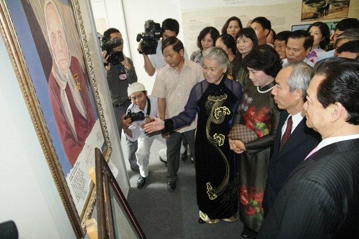 Triển lãm ký họa vinh dự được đón Thủ tướng Nguyễn Tấn Dũng đến dự.