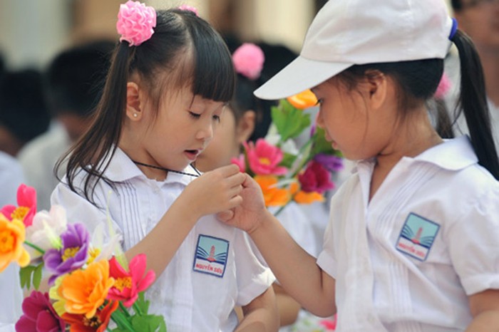 Lễ khai giảng năm học mới tại trường Nguyễn Siêu (Hà Nội). Trong ảnh các bé tò mò với đồ vật của bạn.